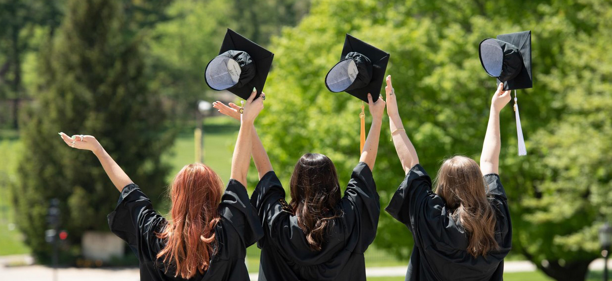 graduates throwing caps